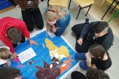 Grupa-uczniow-wspolnie-poszukuje-rozwiązania-zagadki-do-escape-room