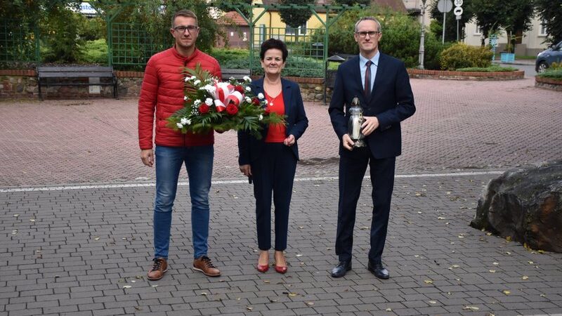 Sekretarz Gminy Tomasz Rajczyk, Przewodnicząca Rady Krystyna Michalak oraz Kierownik Urzędu Stanu Cywilnego Mariusz Drzewiecki