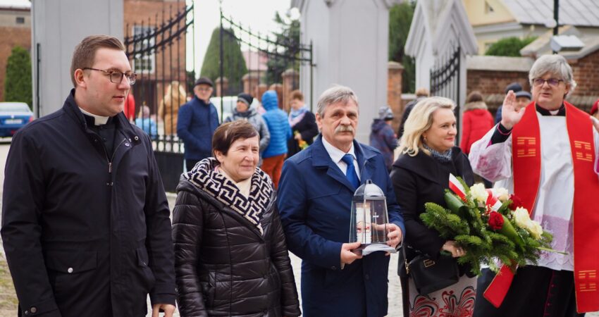 Złożenie symbolicznej wiązanki kwiatów i zapalenie znicza przy tablicy pamiątkowej znajdującej się na murze kościoła pw. św. Michała Archanioła w Russocicach upamiętniającej ofiary katastrofy smoleńskiej