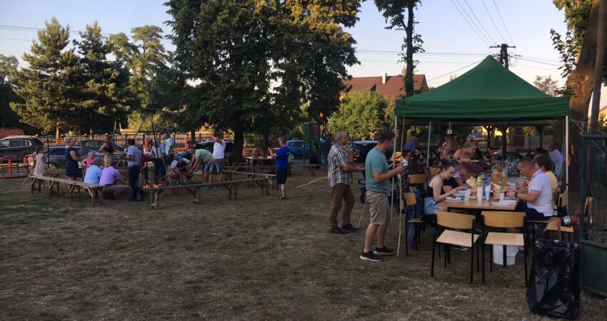 Radośnie przy ognisku w Jabłonnej