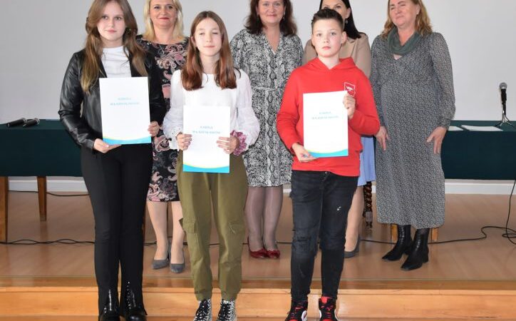 Prymusi z gminy Władysławów odebrali stypendia naukowe