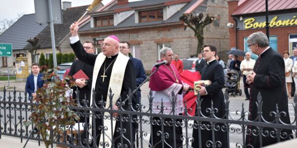 Ten zabytek to perełka. Biskup poświęcił odrestaurowaną figurę św. Jana Nepomucena z 1751 r.