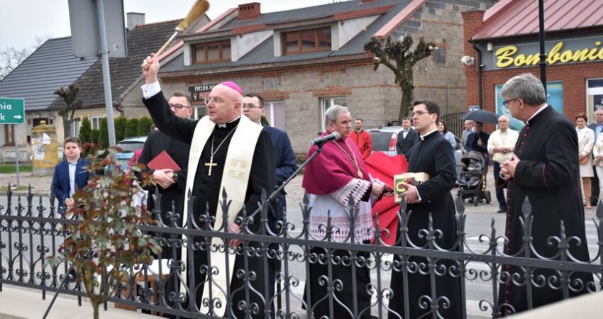 Ten zabytek to perełka. Biskup poświęcił odrestaurowaną figurę św. Jana Nepomucena z 1751 r.