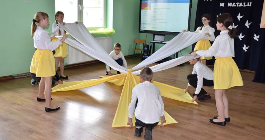 Papieskie urodziny i rocznica nadania imienia i sztandaru Szkole Podstawowej w Natalii 