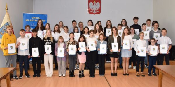 Młodzi i zdolni mieszkańcy gminy Władysławów odebrali stypendia naukowe
