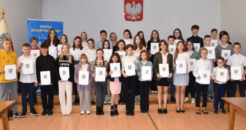 Młodzi i zdolni mieszkańcy gminy Władysławów odebrali stypendia naukowe