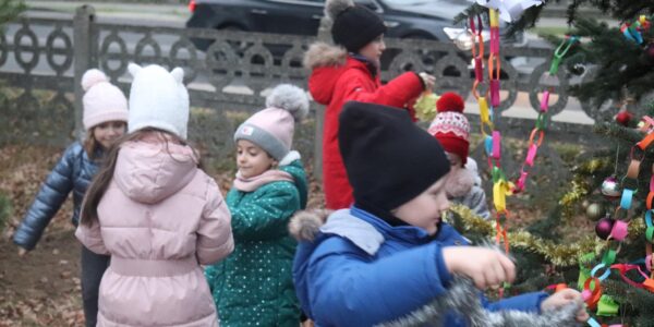 Wspólne ubieranie choinki i kolacja wigilijna w Chylinie