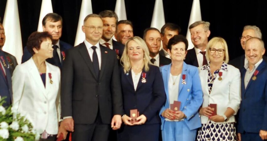 Wójt Gminy Elżbieta Klanowska i Przewodnicząca Rady Gminy Krystyna Michalak odznaczone przez Prezydenta Srebrnym Krzyżem Zasługi
